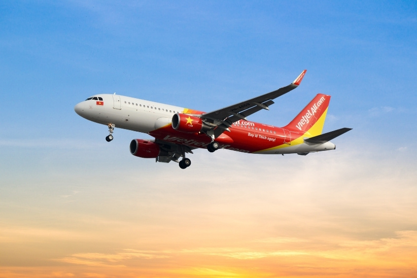 Máy bay Vietjet Air với sắc đỏ rực rỡ nổi bật giữa nền trời xanh 