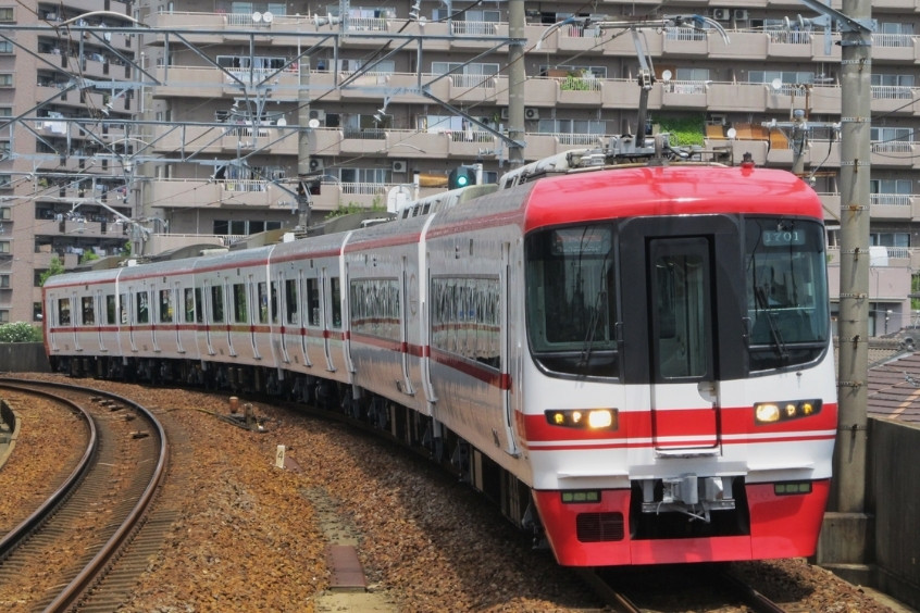 Tàu Meitetsu Limited Express hiện đại lướt qua đường ray với thiết kế nổi bật