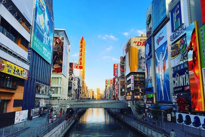 Khu phố Dotonbori sôi động với biển hiệu khổng lồ ánh đèn lung linh