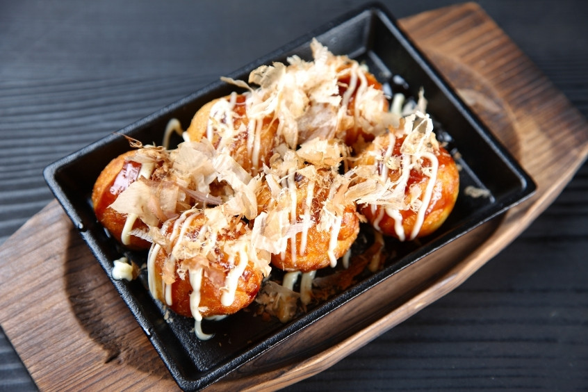 Phần Takoyaki nóng hổi vàng ruộm rắc rong biển và sốt đặc trưng hấp dẫn thực khách