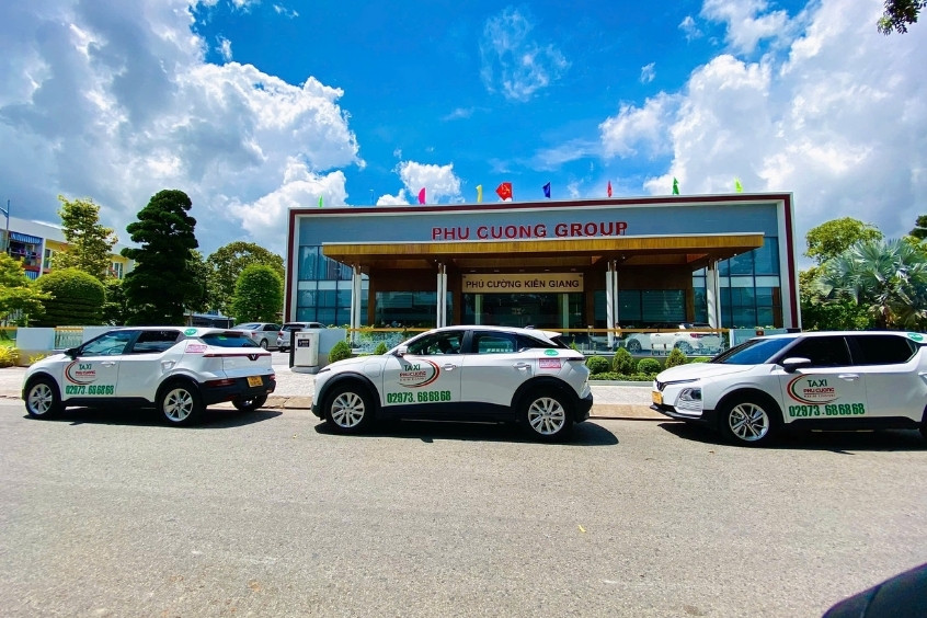 Xe taxi Phú Cường đang đón khách trên đường mang đến dịch vụ an toàn và tin cậy