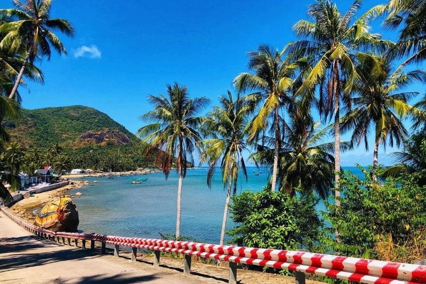 Bãi biển Hòn Sơn với làn nước trong xanh và bãi cát trắng mịn