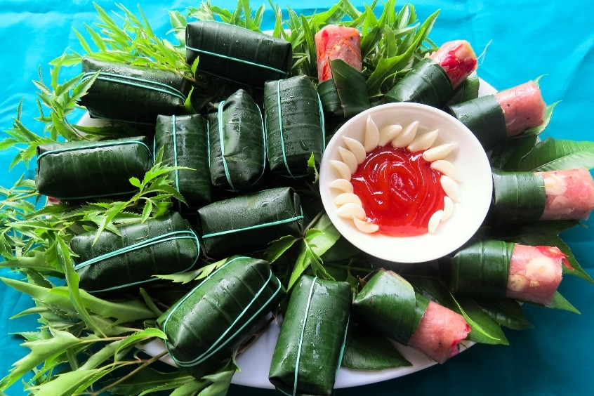Đĩa nem chua Thanh Hoá hấp dẫn với sắc hồng tươi và lá chuối gói gọn truyền thống