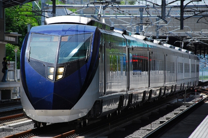 Tàu Keisei Skyliner hiện đại giữa cảnh quan đô thị 