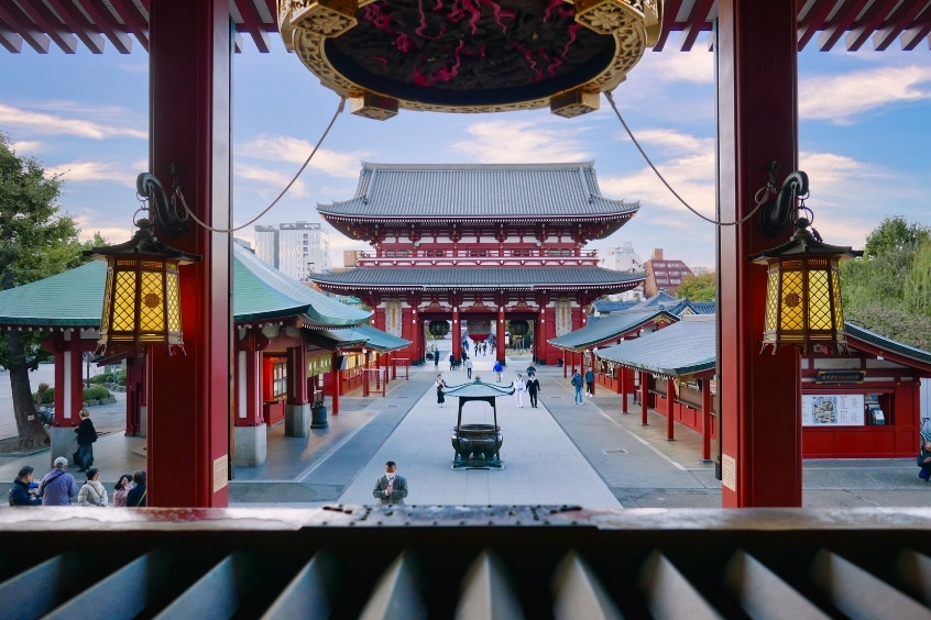 Đền Sensoji với cổng sấm Kaminarimon nổi bật thu hút du khách tại khu phố cổ