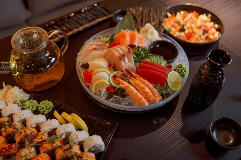 Đĩa Sushi và Sashimi bắt mắt với cá tươi sống cắt lát đẹp mắt cùng cách bày trí tinh tế