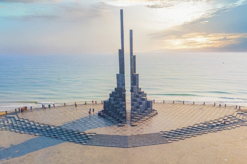 Tháp Nghinh Phong nổi bật với kiến trúc hiện đại giữa không gian biển trời Tuy Hoà