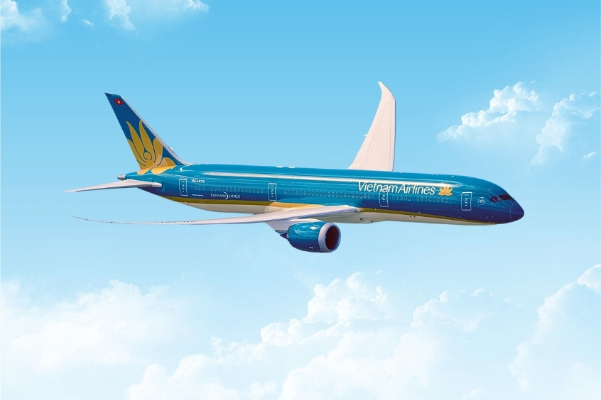 Máy bay Vietnam Airlines nổi bật với sắc xanh đặc trưng đang lướt nhẹ 