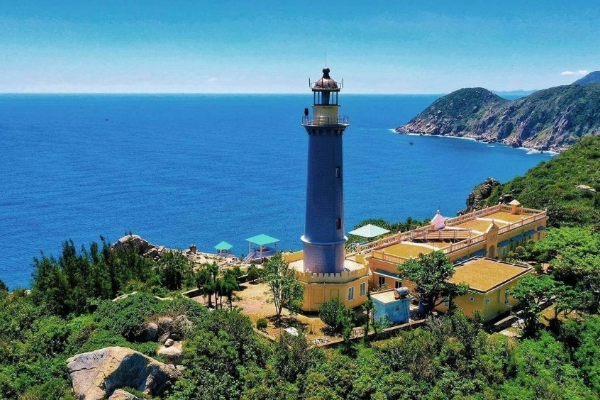 Khung cảnh Mũi Điện hoang sơ hùng vĩ với ngọn hải đăng bên biển xanh 