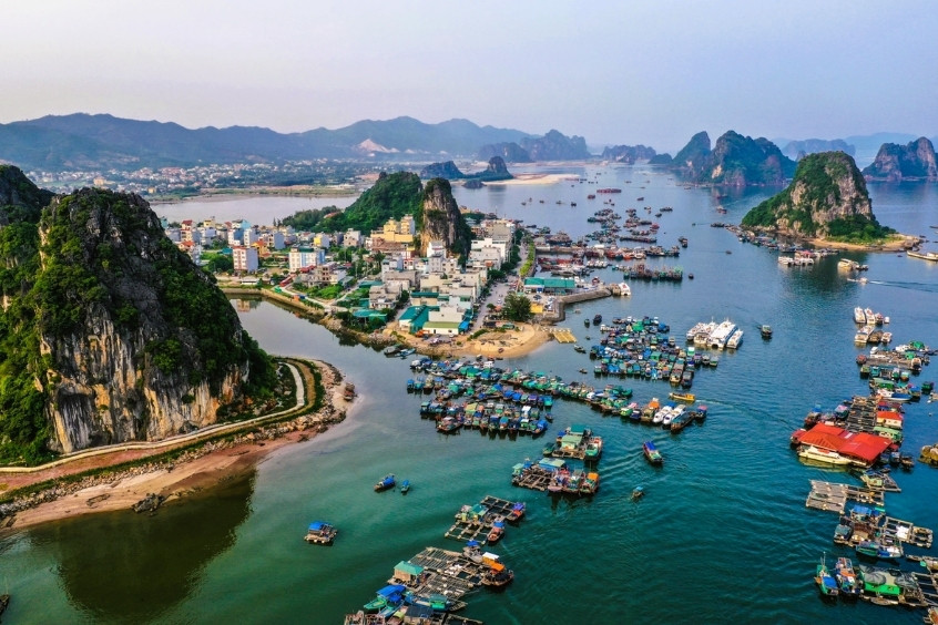 Toàn cảnh Vân Đồn thơ mộng với biển xanh ôm trọn núi rừng hùng vĩ