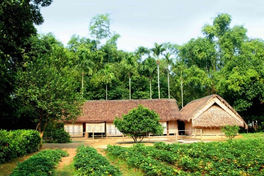 Khung cảnh Làng Sen giản dị với mái nhà tranh và hàng tre xanh gợi nhớ quê hương Bác Hồ