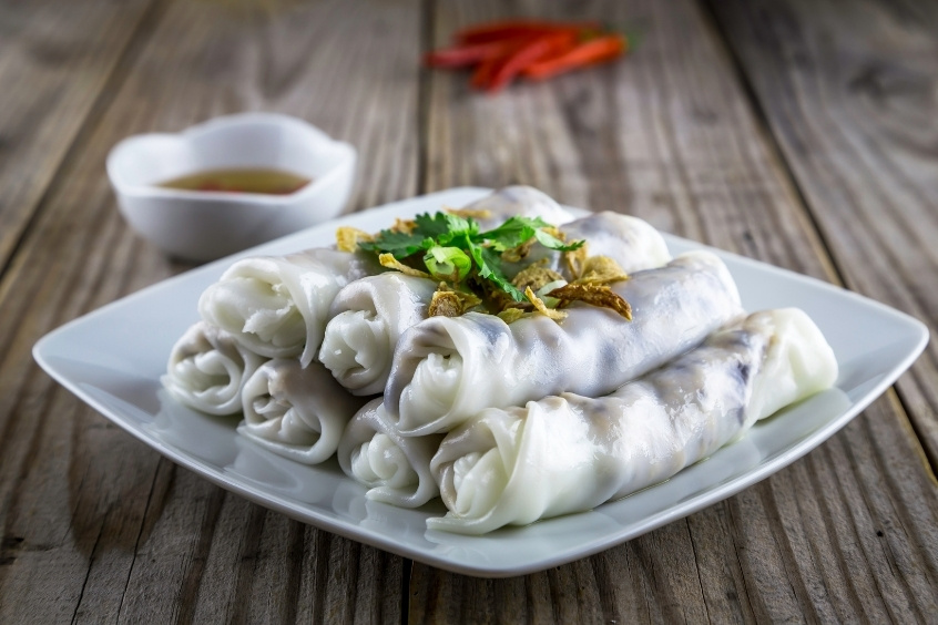 Đĩa bánh mướt trắng mịn thơm ngon ăn kèm chả và hành phi hấp dẫn