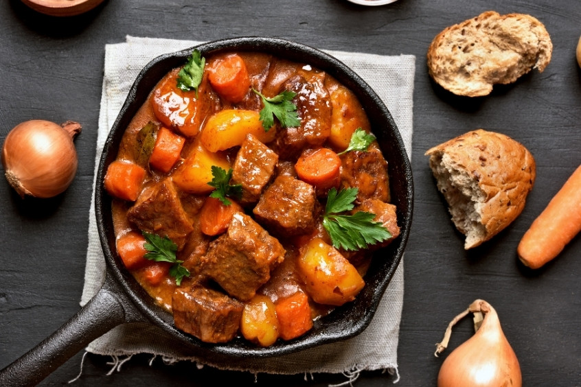 Goulash món ăn truyền thống nổi bật với thịt hầm mềm và hương vị cay nồng ấm áp