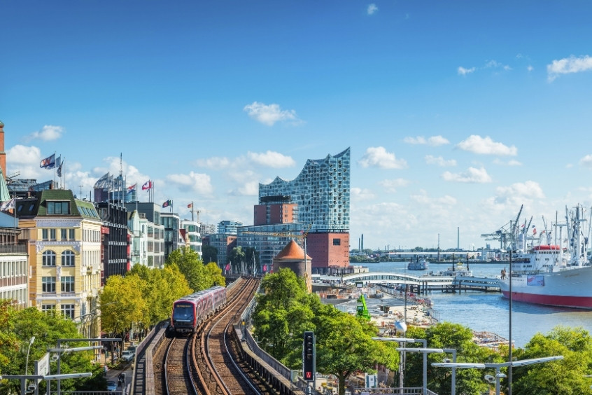 Thành phố Hamburg với kiến trúc cổ kính bên bờ kênh và nhịp sống sôi động hiện đại