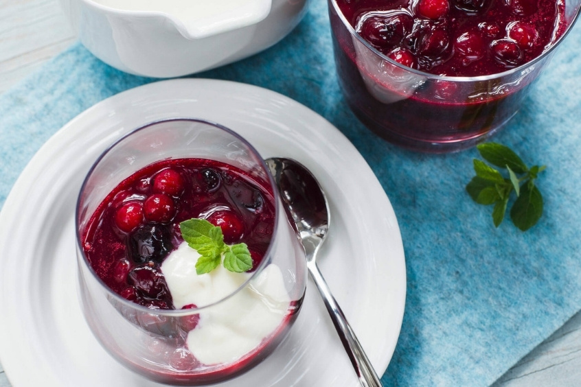 Rote Grütze món ngọt truyền thống nổi bật với vị trái cây tươi mát đặc trưng của ẩm thực Đức