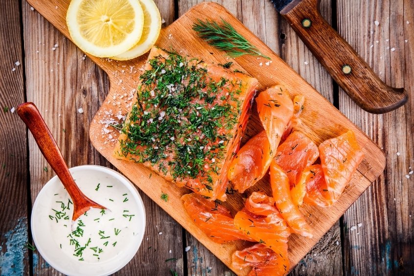 Gravlax món cá hồi ướp truyền thống nổi bật của ẩm thực Bắc Âu