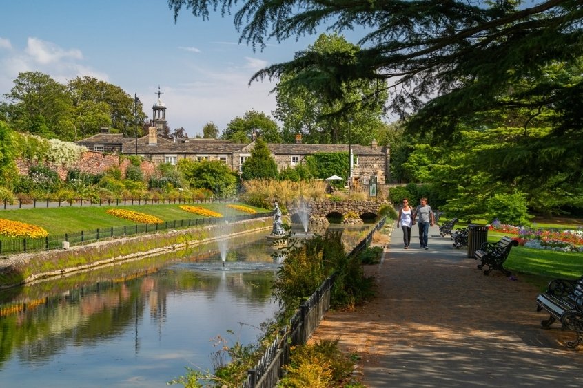 Roundhay Park công viên nổi bật ở Leeds với cảnh quan rộng lớn và không khí trong lành