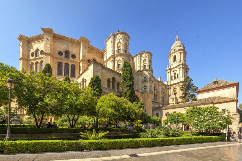 Catedral de la Encarnación de Málaga nhà thờ nổi bật ở Malaga với phong cách kiến trúc tinh tế và giá trị văn hóa cao