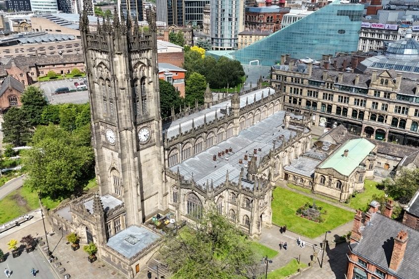 Manchester Cathedral nhà thờ lịch sử nổi bật với kiến trúc Gothic giữa trung tâm Manchester