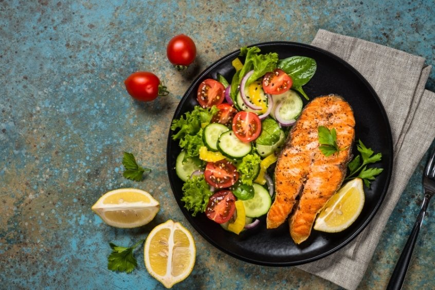 Salmon nướng đặc trưng Vancouver ăn kèm rau củ tươi
