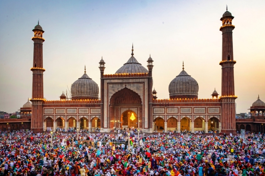 Jama Masjid với kiến trúc Hồi giáo uy nghi mái vòm lớn và tháp cao nổi bật giữa lòng Old Delhi