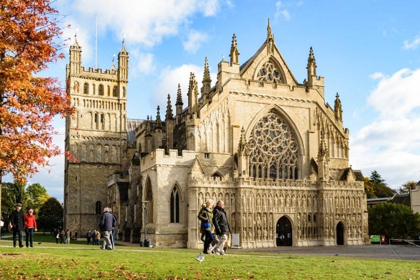 Exeter Cathedral tinh xảo và tháp đôi nổi bật giữa lòng thành phố cổ kính