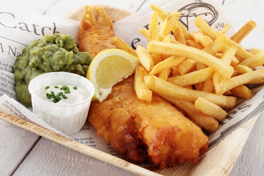 Fish and Chips với cá tẩm bột chiên giòn ăn kèm khoai tây chiên và nước sốt đặc trưng