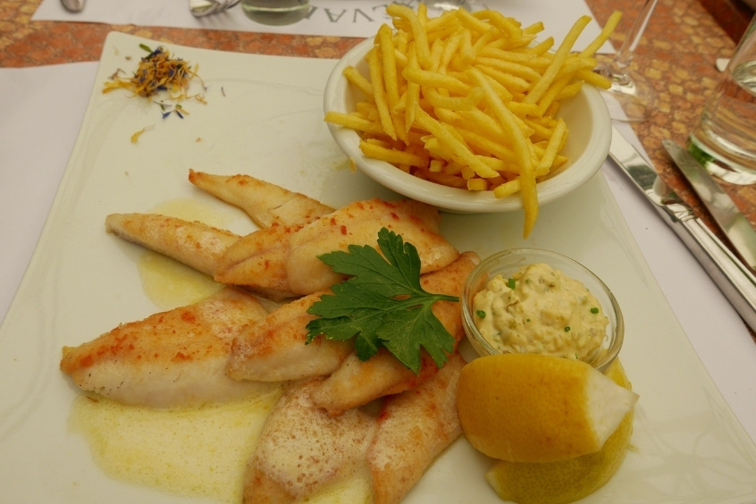 Filets de perche món cá hồ chiên giòn thơm lừng thường dùng kèm khoai tây và sốt chanh đặc trưng