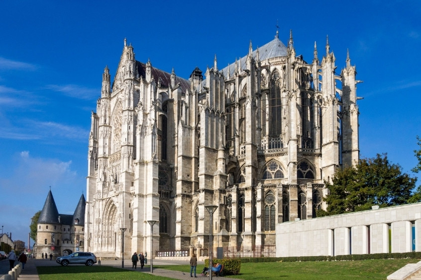 Nhà thờ Saint Pierre với tháp chuông cao vút thu hút du khách yêu kiến trúc lịch sử