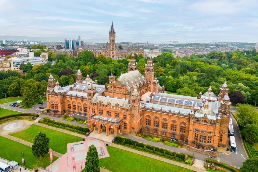 Kelvingrove Art Gallery and Museum với kiến trúc ấn tượng nằm giữa công viên xanh yên bình tại Glasgow