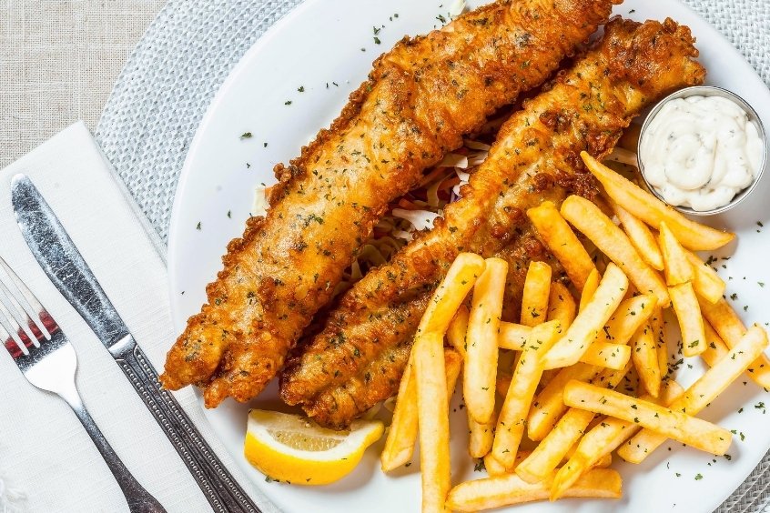 Fish and Chips truyền thống được với lát cá vàng giòn và khoai tây chiên hấp dẫn