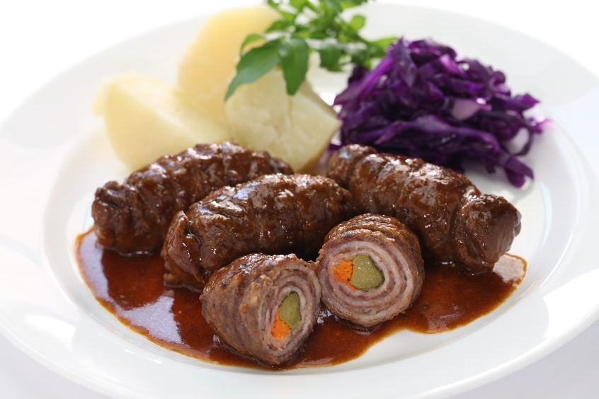 Rinderroulade là món ăn truyền thống của Đức gây ấn tượng với hương vị đậm đà thịt bò mềm cuộn 