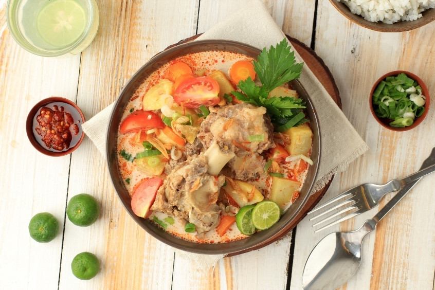 Soto Betawi nóng hổi với nước dùng béo ngậy từ nước cốt dừa thịt bò mềm và rau thơm đặc trưng