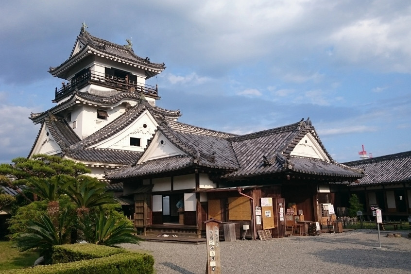 Lâu đài Kochi nổi bật với kiến trúc gỗ truyền thống nằm trên đỉnh đồi xanh