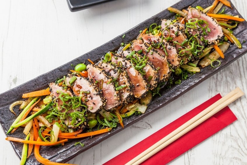 Phần Katsuo no Tataki hấp dẫn với từng lát cá ngừ áp chảo xém cạnh ăn kèm tỏi lát