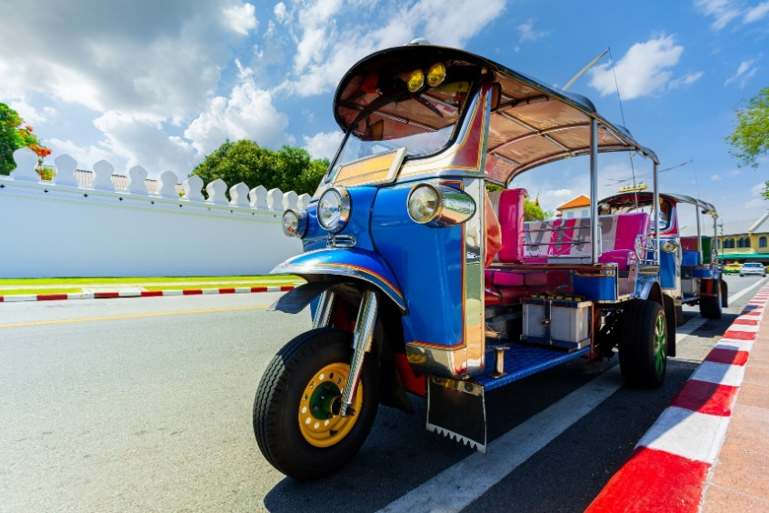 Xe tuk tuk ba bánh nhỏ gọn mái che đặc trưng được sử dụng phổ biến để di chuyển trong thành phố