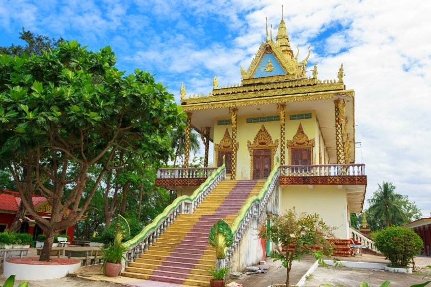 Wat Leu Pagoda tọa lạc trên đồi cao với kiến trúc truyền thống và tầm nhìn ra biển Sihanoukville