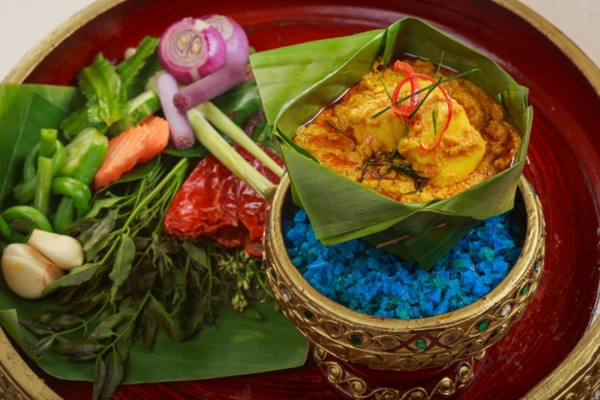 Cá Amok món hấp truyền thống Campuchia với thịt cá mềm sốt dừa vàng sánh đựng trong lá chuối 