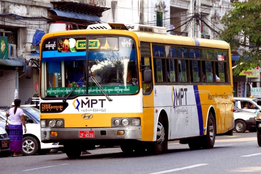 Xe buýt Yangon Bus Service hiện đại với màu sắc nổi bật di chuyển trên đường phố