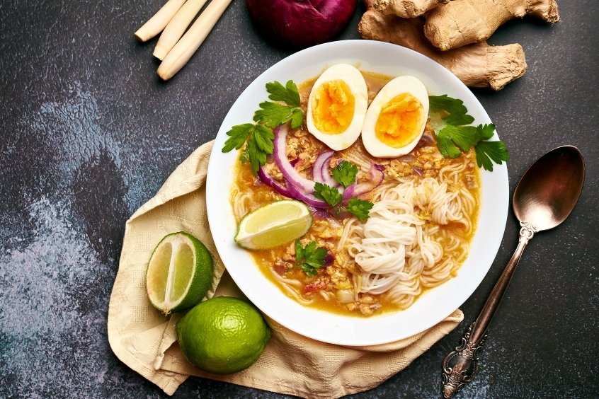 Tô Mohinga nóng hổi với bún gạo mềm nước dùng cá đậm đà ăn kèm trứng và rau thơm đặc trưng