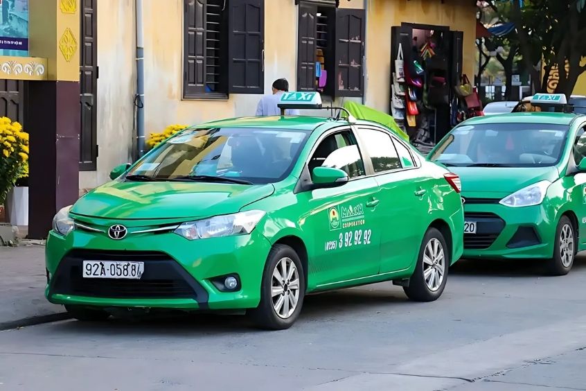 Taxi là phương tiện di chuyển phổ biến dành cho du khách 