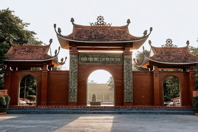 Công trình Phật giáo đồ sộ, được xây dựng với kiến trúc truyền thống 