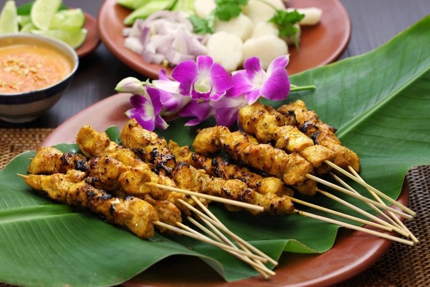 Những xiên thịt nướng vàng óng, thấm đẫm gia vị du khách nên thử một lần