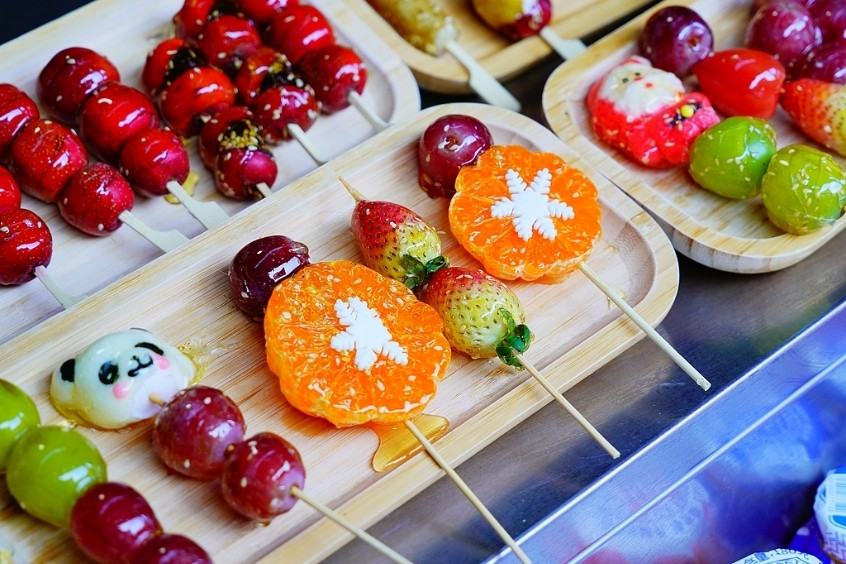 Những xiên Tanglulu trái cây đầy màu sắc rực rỡ giòn rụm