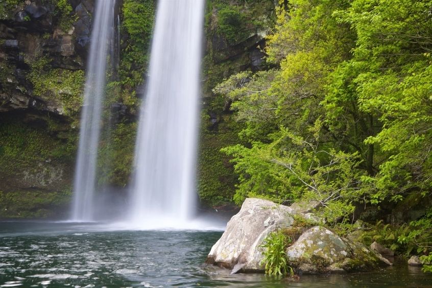 Khung cảnh hùng vĩ của thác nước Jeongbang