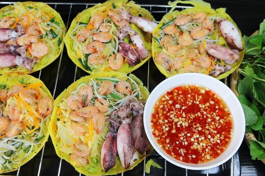 Bánh xèo với nhân mực tươi rối thơm ngon du khách nên thử một lần