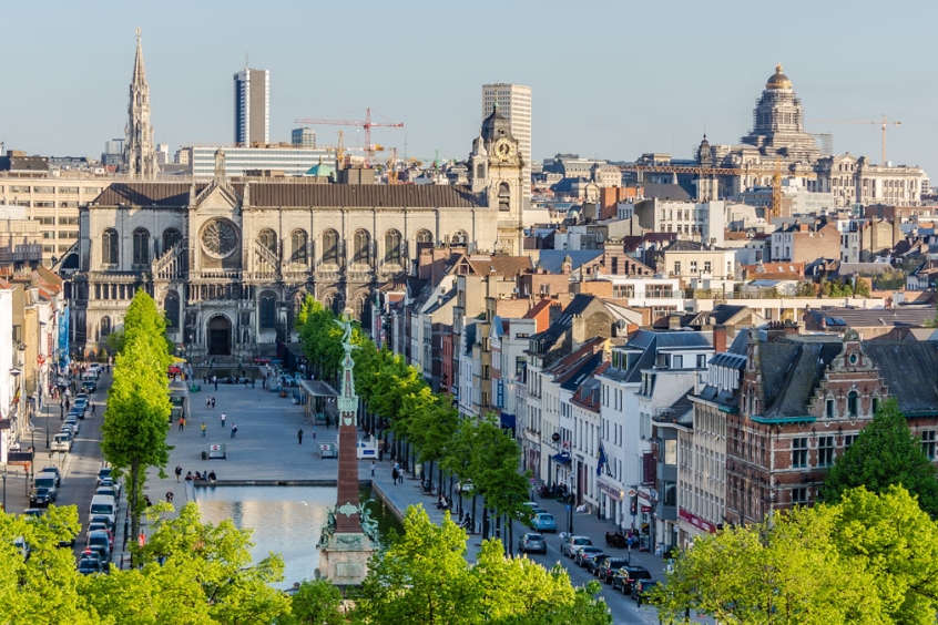 Toàn cảnh thành phố Brussels nhìn từ trên cao, với nhà thờ St. Nicholas và các tòa nhà hiện đại bao quanh khu vực.