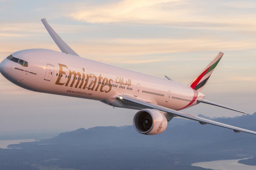Máy bay Emirates bay qua bầu trời, chuẩn bị cất cánh từ sân bay.