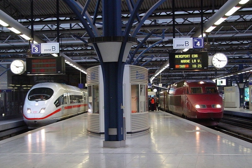 Ga tàu điện cao tốc với các chuyến tàu Eurostar và ICE đón khách tại ga chính.