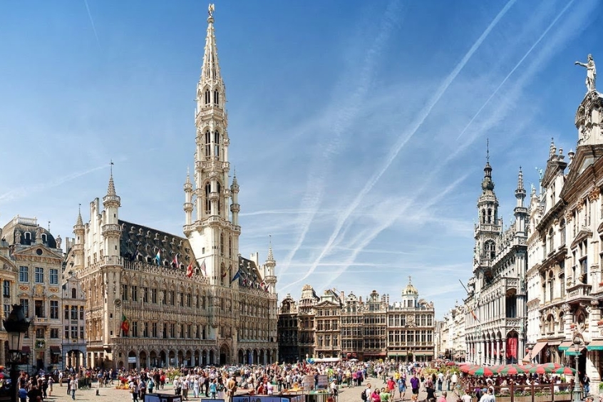 Quảng trường Grand Place ở Brussels với kiến trúc cổ điển và nhiều du khách tham quan.